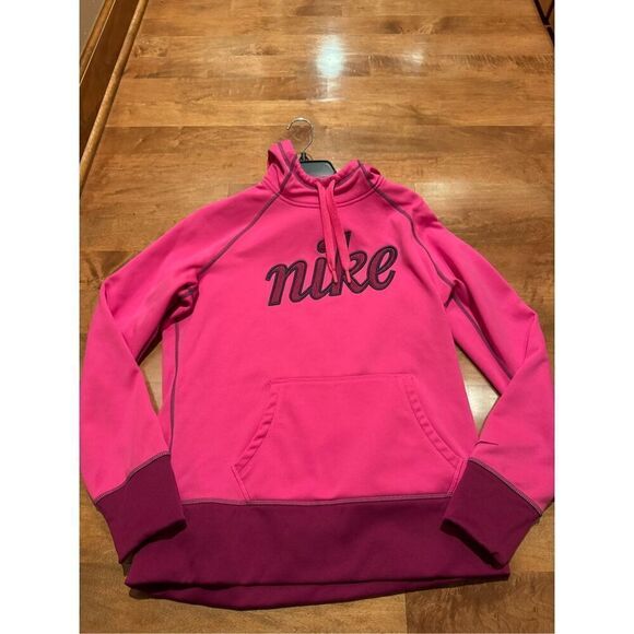 Woman’s Nike Therma fit hoodie - Picture 1 of 4